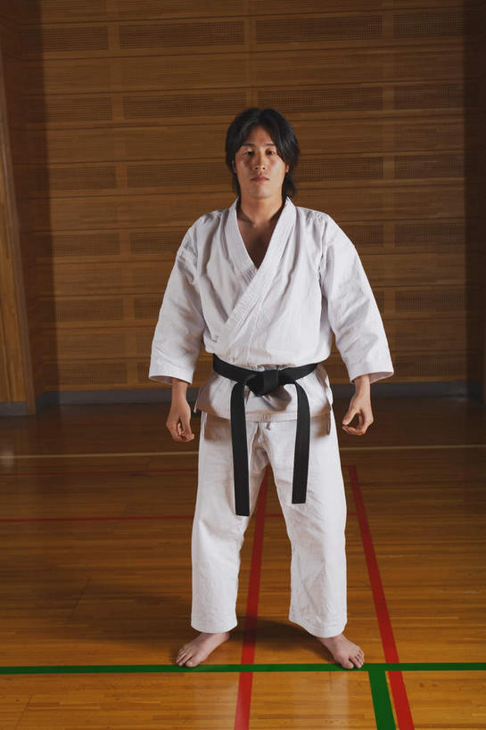 东方人,两个人,运动员,站,竖图,室内,白天,正面,运动服,锻炼,快乐,比赛,运动,竞争,亚洲,服装,席子,榻榻米,黄种人,娱乐,腰带,衣服,白色,黑色,站着,休闲,服饰,体育运动,衣着,穿着,黑带,空手道,配饰,对手,裤带,衣饰,敌手,体育,男人,男性,年轻男性,亚洲人,体育运动员,运动选手,站立,彩图,全身,健身,运动装