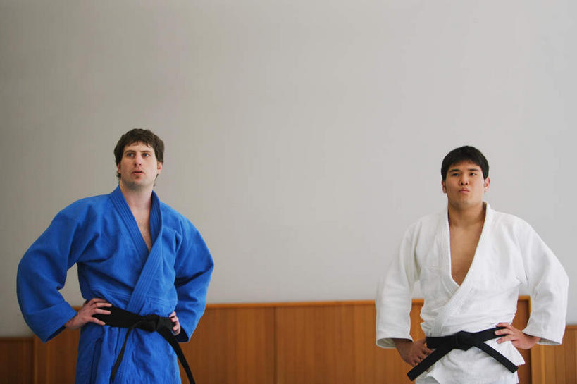 东方人,两个人,运动员,体育馆,运动场,站,横图,室内,白天,正面,柔道,亚洲,两根,服装,墙,黄种人,体育场,腰带,手叉腰,墙壁,墙面,衣服,蓝色,白色,黑色,叉腰,站着,服饰,双手叉腰,衣着,穿着,柔道服,配饰,对手,运动馆,裤带,衣饰,敌手,男人,男性,年轻男性,亚洲人,体育运动员,运动选手,站立,半身,彩图