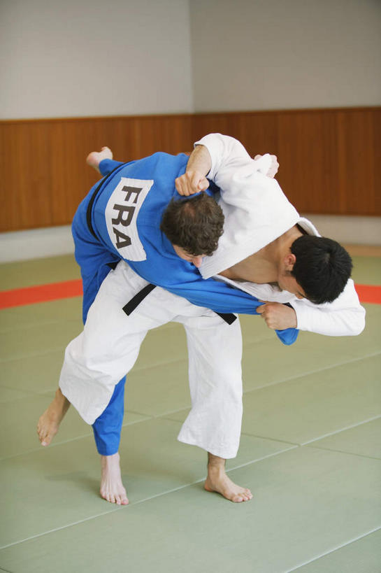 东方人,腿部,腿,两个人,运动员,体育馆,运动场,站,抱,竖图,俯视,室内,白天,柔道,亚洲,许多,连接,抬,组合,服装,黄种人,体育场,衣服,红色,绿色,垫子,站着,服饰,抱着,链接,摔倒,搂着,衣着,穿着,拼接,拼凑,拼合,凑集,聚合,撮合,链结,对手,运动馆,衣饰,敌手,男人,男性,年轻男性,亚洲人,体育运动员,运动选手,怀抱,搂,搂抱,相抱,拥抱,站立,彩图,高角度拍摄,全身