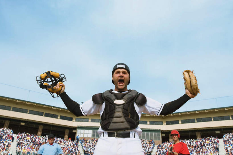 西方人,观众,运动员,棒球运动员,体育馆,运动场,站,举,伸展双臂,横图,室外,白天,仰视,锻炼,快乐,比赛,运动,竞争,棒球,垒球,欧洲,欧洲人,棒球场,棒球手套,云,云朵,看台,许多人,云彩,娱乐,观众席,体育场,球,蓝色,白云,蓝天,天空,手套,天,托,站着,张嘴,一群人,休闲,晴朗,体育运动,吼叫,张大嘴巴,棒球球员,对手,运动馆,呼啸,体育,男人,男性,中年男性,白种人,观赏人员,晴空,张开嘴,棒球手,体育运动员,运动选手,敞开双臂,举起,举手,举着,伸开双臂,向上举,向上伸,向上托,展开双肩,站立,张开手臂,张开双臂,半身,彩图,低角度拍摄,健身