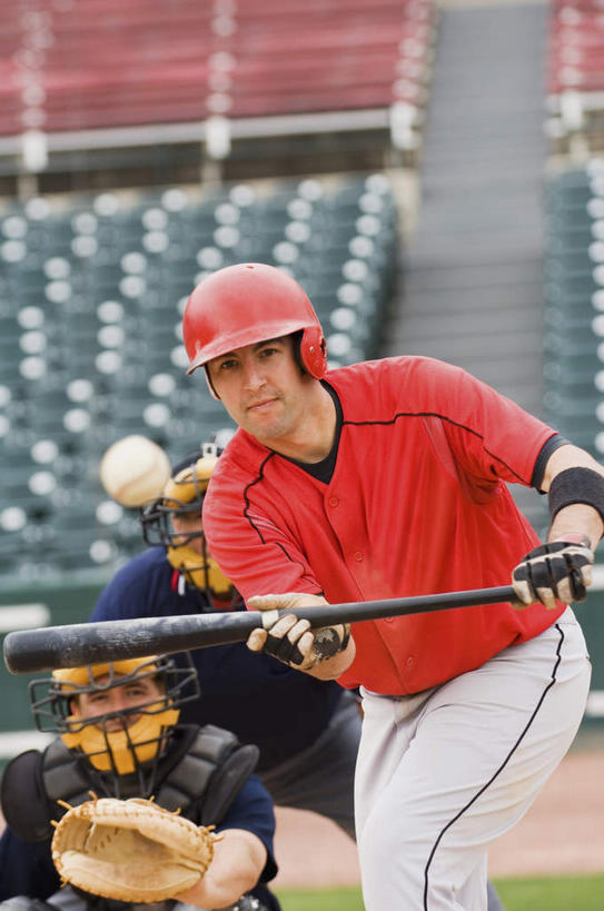 西方人,三个人,运动员,棒球运动员,站,蹲,竖图,室外,白天,正面,锻炼,快乐,安全,比赛,运动,竞争,棒球,垒球,帽子,欧洲,欧洲人,一根,握,阴影,朦胧,模糊,光线,木制,棒球场,棒球手套,棒子,头盔,影子,看台,防护,娱乐,观众席,球,阳光,安全帽,木制品,手套,站着,休闲,击打,握着,保护,体育运动,保险,棒球球员,对手,保全,周全,安稳,安定,防护手套,敌手,平安,体育,男人,男性,年轻男性,白种人,棒球手,体育运动员,运动选手,蹲着,站立,半身,彩图,健身