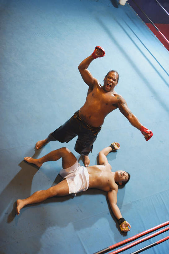 东方人,西方人,两个人,拳击手,站,躺,举,伸展双臂,竖图,俯视,室内,白天,锻炼,安全,比赛,运动,拳击,欧洲,非洲,黑人,欧洲人,亚洲,防护,黄种人,裸露,一个,手套,托,站着,单个,保护,吼叫,裸,保险,晕,对手,保全,周全,安稳,安定,防护手套,呼啸,敌手,平安,体育,男人,男性,年轻男性,非洲人,亚洲人,拳击家,拳击运动员,敞开双臂,举起,举手,举着,伸开双臂,抬头,躺着,向上举,向上伸,向上托,仰头,展开双肩,站立,张开手臂,张开双臂,彩图,高角度拍摄,全身,健身