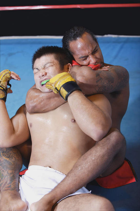 东方人,西方人,喉咙,两个人,拳击手,坐,抱,竖图,俯视,室内,白天,锻炼,安全,比赛,运动,拳击,欧洲,非洲,黑人,欧洲人,亚洲,黑色背景,防护,夹,黄种人,裸露,手套,抱着,保护,搂着,裸,保险,挣扎,对手,保全,周全,安稳,安定,防护手套,敌手,平安,体育,男人,男性,年轻男性,非洲人,亚洲人,拳击家,拳击运动员,怀抱,搂,搂抱,相抱,拥抱,坐着,半身,彩图,高角度拍摄,健身