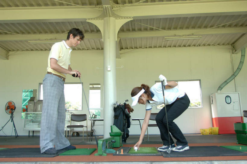 东方人,西方人,两个人,站,横图,室内,白天,仰视,爱情,窗户,欧洲,欧洲人,亚洲,弯腰,握,阴影,服装,光线,高尔夫,高尔夫球,影子,墙,球场,浪漫,拿,拿着,休闲装,黄种人,高尔夫球场,玻璃窗,墙壁,墙面,衣服,阳光,站着,休闲,温暖,温馨,休闲服,恩爱,握着,恋人,服饰,和睦,高尔夫球杆,绿茵场,高尔夫运动,高尔夫球具,哈腰,男人,男性,年轻男性,年轻女性,女人,女性,白种人,亚洲人,情侣,站立,彩图,低角度拍摄,全身,伴侣,融洽