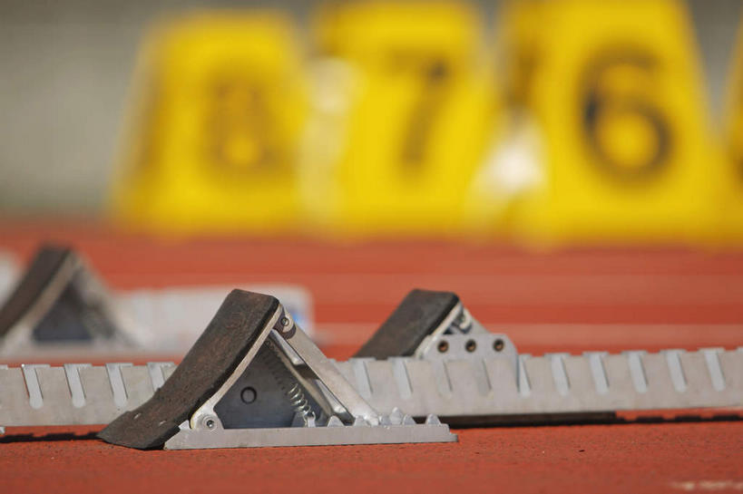 无人,横图,室外,特写,白天,正面,指示牌,金属制品,阴影,条纹,朦胧,模糊,光线,金属,标志,数字,文字,影子,字符,跑道,标识,起跑架,两个,黄色,红色,白色,黑色,阳光,橡胶,阿拉伯数字,橡胶制品,彩图