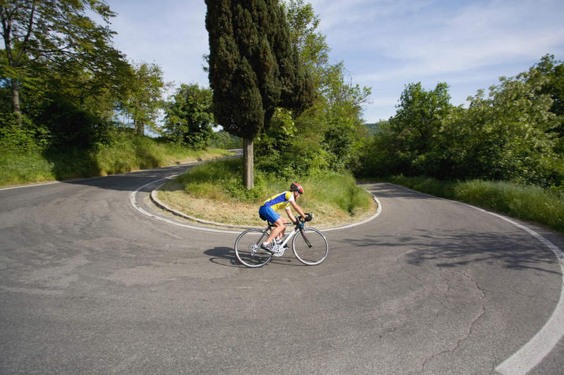 西方人,一个人,运动员,横图,俯视,室外,白天,运动服,锻炼,运动,草地,草坪,树林,植物,道路,路,公路,自行车,欧洲,欧洲人,仅一个男性,仅一个人,阴影,服装,光线,影子,云,云朵,交通,云彩,踩,车,脚踏车,草,树,树木,仅一个年轻男性,骑,衣服,蓝色,绿色,白云,蓝天,天空,阳光,自然,交通工具,天,驾驶,行驶,服饰,生长,成长,操纵,控制,衣着,穿着,载具,踏,操控,把持,衣饰,体育,男人,男性,年轻男性,白种人,马路,体育运动员,运动选手,彩图,高角度拍摄,全身,健身,运动装