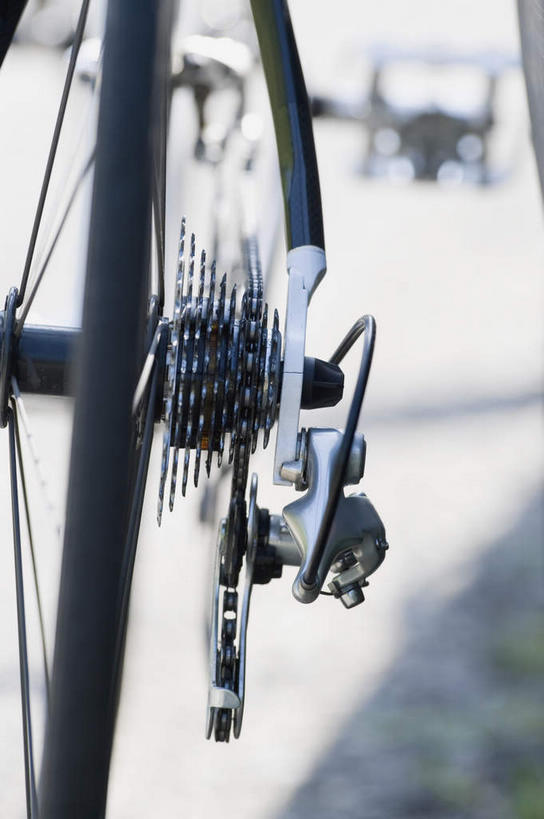 无人,竖图,室外,特写,白天,正面,零件,齿轮,自行车,静物,金属制品,连接,阴影,组合,朦胧,模糊,光线,金属,轮子,影子,车,脚踏车,阳光,交通工具,机械,链接,五金,紧固,拼接,载具,拼凑,拼合,凑集,聚合,撮合,链结,牢固,彩图,脚踏板