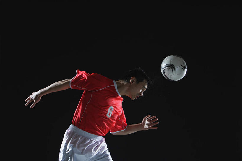 东方人,一个人,运动员,横图,白天,正面,运动服,运动,足球,亚洲,仅一个男性,仅一个人,飞翔,弯腰,黑色背景,服装,飞行,足球装备,翱翔,注视,黄种人,运动器械,顶球,飞,仅一个年轻男性,衣服,低头,观察,看,健身器械,摄影,服饰,影棚,观看,察看,衣着,穿着,关注,健身器材,弯身,蹴鞠,衣饰,足球运动,男人,男性,年轻男性,亚洲人,体育运动员,运动选手,半身,彩图,影棚拍摄,拍摄,运动器材,运动装