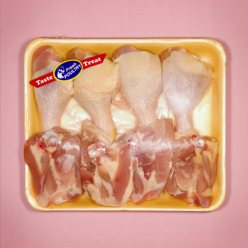 无人,竖图,室内,特写,白天,正面,一排,许多,阴影,粉色背景,整齐,反射,英文,包装,标志,文字,影子,字符,塑料,字母,鸡肉,肉,标识,鸡腿,肉类,盒子,排列,容器,塑料制品,摄影,影棚,储藏,英文字母,包装材料,保鲜膜,鸡腿肉,储存,队列,肉食,彩图,影棚拍摄,拍摄,贮存