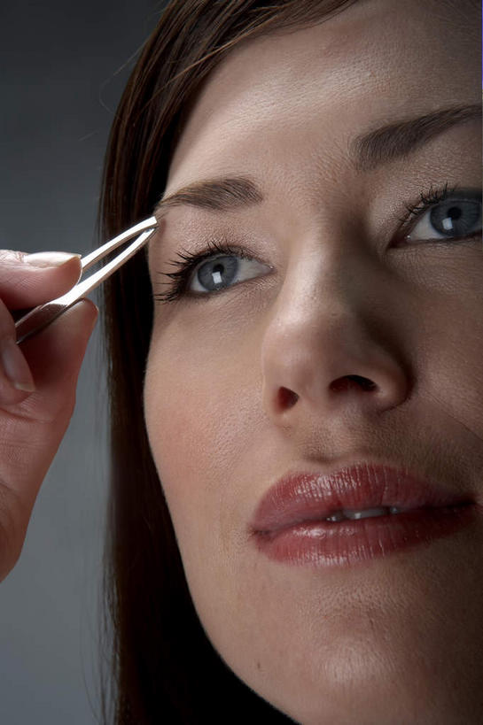 西方人,脸,头,脸颊,手,一个人,竖图,室内,特写,白天,正面,化妆,美容,时尚,欧洲,欧洲人,仅一个年轻女性,仅一个女性,仅一个人,握,灰色背景,拿,拿着,注视,一个,观察,看,手部,握着,摄影,影棚,单个,观看,单手,察看,美容工具,关注,化妆工具,眉毛钳,年轻女性,女人,女性,白种人,头部,脸部,脸蛋,面部,半身,彩图,影棚拍摄,拍摄