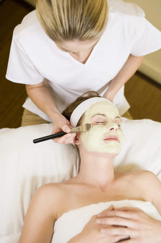 西方人,两个人,美容师,美容院,坐,躺,闭眼,竖图,俯视,室内,白天,工作服,制服,化妆,美容,床,欧洲,欧洲人,护肤,握,美白,墙,床单,涂抹,被子,顾客,墙壁,墙面,一个,白色,化妆品,刷子,低头,清洁,保养,享受,休闲,面膜,放松,去角质,握着,保健,单个,保湿,滋润,美容工具,被单,护肤品,化妆用品,去死皮,护肤用品,舒缓,养颜,按摩床,化妆工具,膏状,膏状面膜,去污,控油,紧肤,嫩肤,祛痘,去痘,祛角质,抗衰,再生,增白,补水,祛斑,抗皱,防皱,除皱,去皱,垂头,工作制服,主顾,卧着,年轻女性,女人,女性,中年女性,白种人,闭眼睛,闭着眼,闭着眼睛,躺着,卧,坐着,半身,彩图,高角度拍摄,工作套服,面膜刷,搓背床,理疗床,美容床,指压床