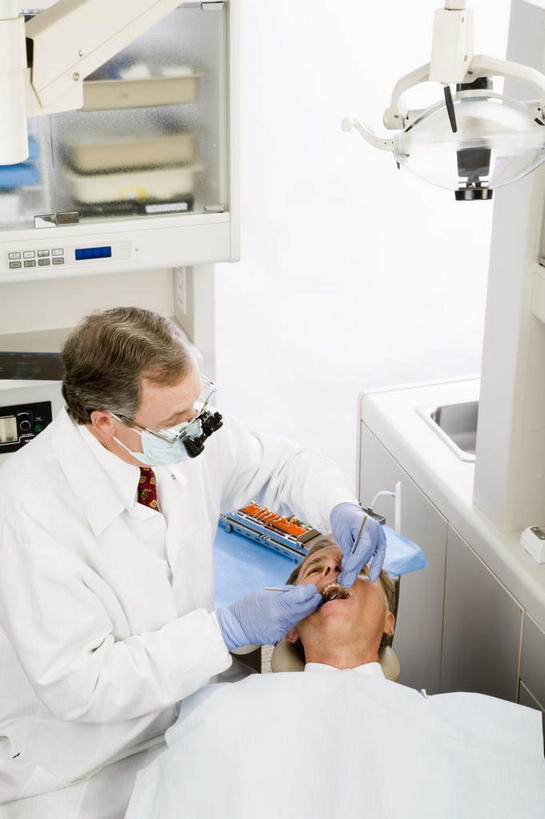 西方人,两个人,牙科医生,医院,坐,躺,竖图,俯视,室内,白天,工作服,制服,机器,仪器,镜子,欧洲,欧洲人,握,检查,反射,分离,分析,科学,医学,放大镜,过滤,拿,分开,拿着,注视,设备,口罩,手套,观察,看,张嘴,隔断,橡胶,清晰,探索,握着,遮掩,放大,观看,隔离,仔细,透镜,镜像,察看,医疗,医疗设备,卫生,掩盖,凸透镜,遮挡,聚焦,镜面,关注,净化,间隔,牙科,医疗器械,橡胶手套,反射镜,预防,医疗工具,张大嘴巴,橡胶制品,遮盖,防尘,医疗机构,SL手术放大镜,医用手套,光学,清楚,掩饰,断绝,隔开,屏蔽,屏绝,远离,中断,阻遏,阻隔,工作制服,检测工具,手术放大镜,卧着,男人,男性,中年男性,白种人,牙医,张开嘴,躺着,卧,坐着,半身,彩图,高角度拍摄,工作套服,病院,诊所,牙科椅,牙科治疗椅,牙椅