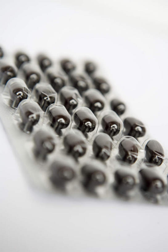 无人,竖图,俯视,室内,特写,白天,白色背景,安全,静物,许多,阴影,朦胧,模糊,反射,药剂,药丸,影子,塑料,防护,药片,盒子,排列,容器,塑料制品,药品,治疗,摄影,影棚,储藏,保护,药物,医疗,储存,保险,预防,一板,摆列,平安,彩图,高角度拍摄,影棚拍摄,拍摄,布列,分列,贮存