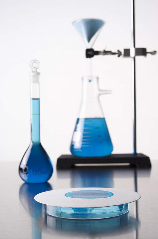 无人,竖图,室内,特写,白天,白色背景,正面,实验,仪器,静物,阴影,研究,透明,反射,分析,化学,测试,漏斗,培养皿,烧瓶,液体,影子,锥形瓶,玻璃制品,蓝色,玻璃瓶,瓶子,器皿,生物,摄影,影棚,皮氏培养皿,玻璃仪器,试验耗材,实验用品,圆底烧瓶,铁架台,三角烧瓶,依氏烧瓶,锥形烧瓶,彩图,影棚拍摄,拍摄