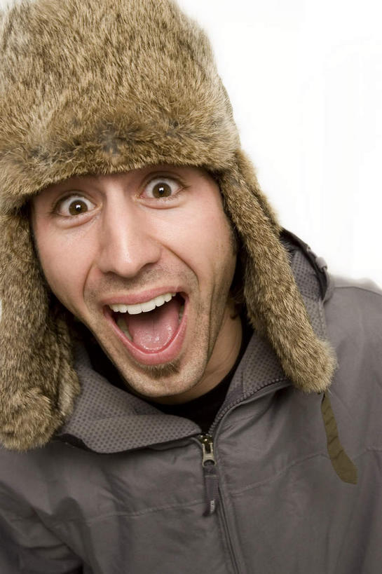 西方人,脸,头,脸颊,一个人,笑,微笑,露齿笑,竖图,室内,特写,白天,白色背景,正面,帽子,欧洲,欧洲人,仅一个男性,仅一个人,服装,装饰,注视,休闲装,肩膀,仅一个年轻男性,衣服,观察,看,张嘴,休闲,温暖,休闲服,摄影,服饰,影棚,观看,保暖,点缀,察看,御寒,关注,张大嘴巴,衬托,美观,一顶,棉帽,雷锋帽,男人,男性,年轻男性,白种人,头部,脸部,脸蛋,面部,张开嘴,半身,彩图,影棚拍摄,拍摄