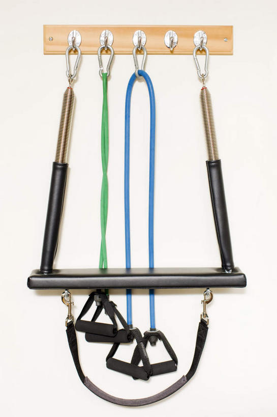 无人,健身房,竖图,室内,特写,白天,正面,静物,一排,许多,吊挂,悬挂,整齐,墙,很多,挂,运动器械,墙壁,墙面,排列,健身器械,队列,健身器材,拉力器,彩图,健身馆,运动器材