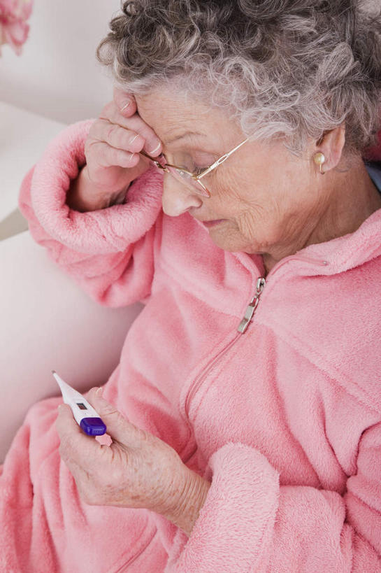 西方人,一个人,客厅,坐,竖图,俯视,室内,白天,安全,沙发,生活用品,欧洲,欧洲人,仅一个女性,仅一个人,撑,握,阴影,睡衣,服装,反射,医学,测量,器材,温度计,眼镜,影子,拿,拿着,注视,显示屏,衣服,粉色,体温计,低头,观察,看,握着,服饰,仅一个老年女性,观看,老花镜,快速,温度,察看,感冒,医疗,卫生,准确,起居室,撑着,体温,衣着,穿着,关注,精度,精准,发烧,电子温度计,电子体温计,布艺沙发,流感,物理,感温头,温度传感器,读数,快捷,医用温度计,量温棒,热电偶,寝衣,衣饰,发热,客堂,远视眼镜,老年女性,女人,女性,白种人,坐着,半身,彩图,高角度拍摄