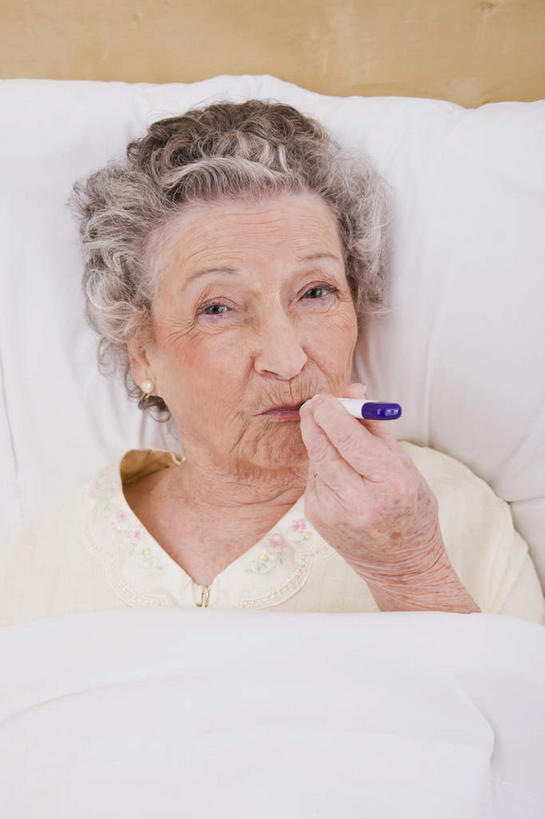 西方人,一个人,躺,竖图,俯视,室内,白天,安全,床,靠垫,生活用品,卧室,欧洲,欧洲人,仅一个女性,仅一个人,握,服装,医学,测量,器材,温度计,双人床,床单,靠枕,拿,拿着,注视,休闲装,被子,显示屏,衣服,体温计,垫子,枕头,观察,看,休闲,休闲服,握着,服饰,仅一个老年女性,观看,快速,温度,察看,感冒,医疗,卫生,准确,被单,体温,关注,精度,精准,发烧,电子温度计,电子体温计,流感,物理,感温头,温度传感器,读数,快捷,医用温度计,量温棒,热电偶,发热,卧着,老年女性,女人,女性,白种人,躺着,卧,半身,彩图,高角度拍摄,睡房,卧房