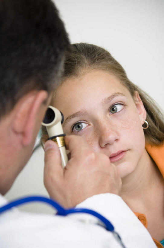 西方人,儿童,脸,头,脸颊,手,背部,两个人,医生,病人,站,坐,竖图,室内,特写,白天,正面,纯洁,镜子,欧洲,欧洲人,握,阴影,服装,透明,反射,影子,拿,拿着,注视,休闲装,小孩,衣服,听诊器,观察,看,站着,医护人员,医疗人员,休闲,手部,休闲服,可爱,童年,童趣,握着,服饰,观看,单手,镜像,察看,医疗设备,镜面,关注,病患,医疗器械,医疗工具,童真,烂漫,无邪,光学,棱镜,通明,检测工具,天真,男人,男性,女孩,女人,女性,中年男性,白种人,孩子,头部,脸部,脸蛋,面部,大夫,患者,就医者,站立,坐着,半身,彩图,女生