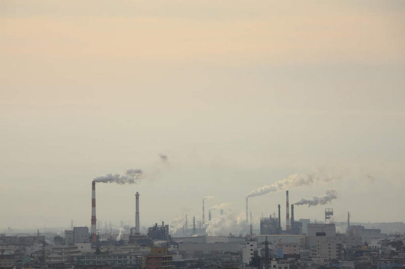 无人,工厂,横图,俯视,航拍,室外,白天,烟囱,静冈县,日本,亚洲,阴影,光线,影子,云,云朵,云彩,蓝色,白云,蓝天,天空,阳光,天,烟,工业,晴朗,污染,鸟瞰,东亚,本州,本州岛,日本国,中部地方,静冈,产业,晴空,彩图,高角度拍摄,工地,制造厂