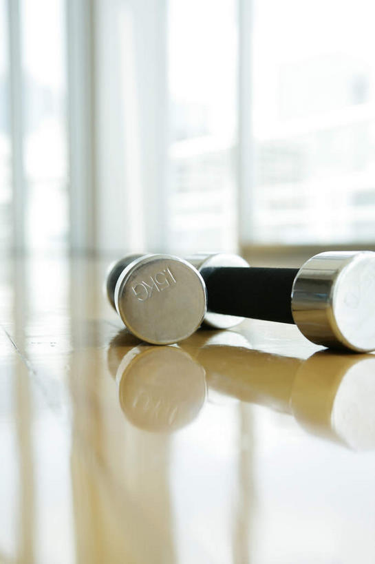 无人,竖图,室内,白天,正面,锻炼,运动,地板,哑铃,一副,阴影,反射,影子,地面,运动器械,木地板,健身器械,健身器材,一套,体育,彩图,健身,运动器材