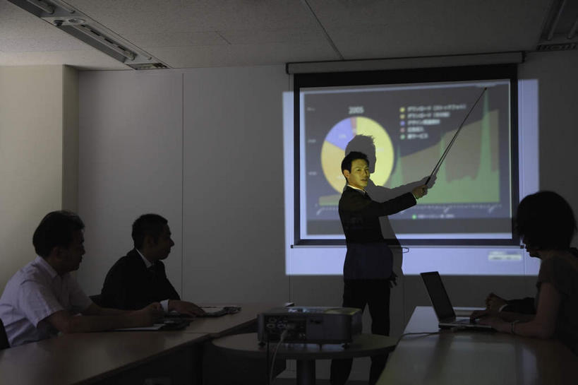 东方人,四个人,同事,商务人士,商务男性,办公室,站,坐,横图,室内,白天,正面,衬衫,成功,合作,团队,集体,信心,显示器,数据,家具,桌子,亚洲,一根,握,指,套装,会议,棒子,屏幕,办公桌,投影仪,黄种人,显示屏,队伍,记录,站着,握着,生长,成长,领导,指着,成就,商务装,集会,合伙,领袖,工薪阶层,输出设备,发展,记载,办公家具,记实,纪录,开展,男人,男性,年轻男性,亚洲人,白领,上班族,站立,坐着,半身,彩图,衬衣,饼图