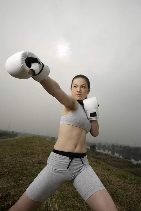 东方人,一个人,拳击手,站,举,竖图,室外,白天,正面,锻炼,安全,比赛,运动,拳击,草地,草坪,植物,亚洲,仅一个年轻女性,仅一个女性,仅一个人,服装,背心,云,云朵,防护,拳击手套,云彩,注视,休闲装,黄种人,运动器械,草,衣服,绿色,白色,白云,天空,手套,天,观察,看,托,站着,休闲,休闲服,健身器械,服饰,晴朗,观看,保护,察看,关注,出拳,保险,健身器材,保全,周全,安稳,安定,防护手套,平安,体育,年轻女性,女人,女性,亚洲人,拳击家,拳击运动员,晴空,举起,举手,举着,向上举,向上伸,向上托,站立,半身,彩图,健身,运动器材