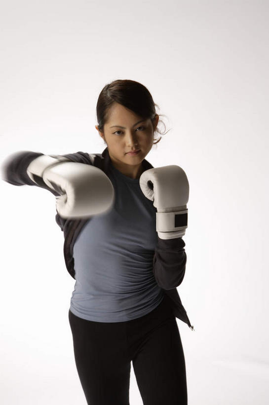 东方人,一个人,拳击手,站,举,竖图,室内,白天,白色背景,正面,锻炼,安全,比赛,运动,拳击,亚洲,仅一个年轻女性,仅一个女性,仅一个人,服装,防护,拳击手套,注视,休闲装,黄种人,运动器械,衣服,手套,观察,看,托,站着,休闲,休闲服,健身器械,摄影,服饰,影棚,观看,保护,察看,关注,出拳,保险,健身器材,保全,周全,安稳,安定,防护手套,平安,体育,年轻女性,女人,女性,亚洲人,拳击家,拳击运动员,举起,举手,举着,向上举,向上伸,向上托,站立,半身,彩图,影棚拍摄,健身,拍摄,运动器材