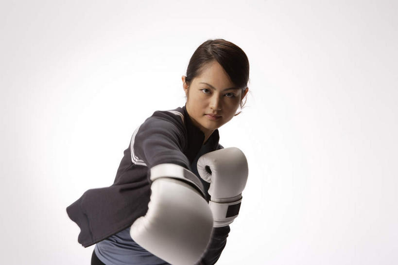 东方人,一个人,拳击手,站,举,横图,室内,白天,白色背景,正面,锻炼,安全,比赛,运动,拳击,亚洲,仅一个年轻女性,仅一个女性,仅一个人,服装,防护,拳击手套,注视,休闲装,黄种人,运动器械,衣服,手套,观察,看,托,站着,休闲,休闲服,健身器械,摄影,服饰,影棚,观看,保护,察看,关注,出拳,保险,健身器材,保全,周全,安稳,安定,防护手套,平安,体育,年轻女性,女人,女性,亚洲人,拳击家,拳击运动员,举起,举手,举着,向上举,向上伸,向上托,站立,半身,彩图,影棚拍摄,健身,拍摄,运动器材