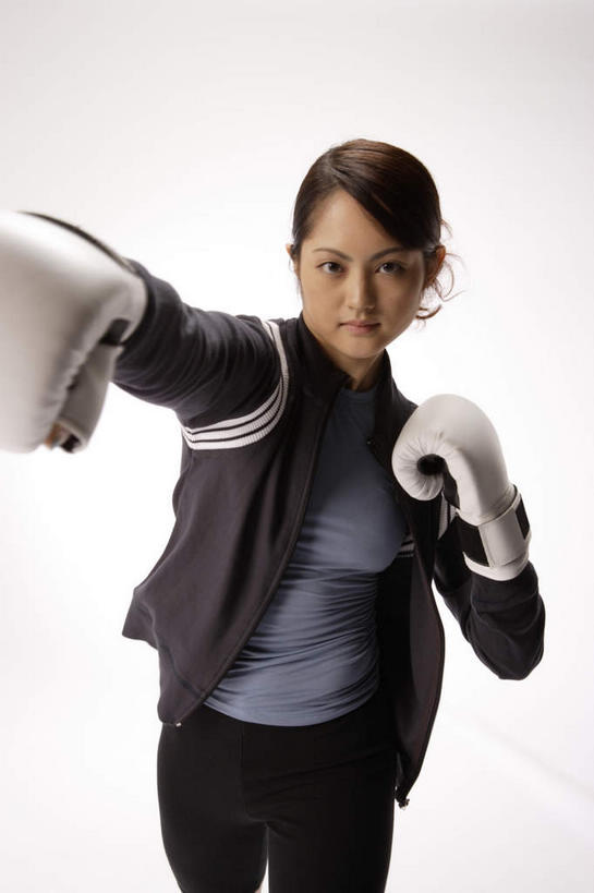 东方人,一个人,拳击手,站,举,竖图,室内,白天,白色背景,正面,锻炼,安全,比赛,运动,拳击,亚洲,仅一个年轻女性,仅一个女性,仅一个人,服装,防护,拳击手套,注视,休闲装,黄种人,运动器械,衣服,手套,观察,看,托,站着,休闲,休闲服,健身器械,摄影,服饰,影棚,观看,保护,察看,关注,出拳,保险,健身器材,保全,周全,安稳,安定,防护手套,平安,体育,年轻女性,女人,女性,亚洲人,拳击家,拳击运动员,举起,举手,举着,向上举,向上伸,向上托,站立,半身,彩图,影棚拍摄,健身,拍摄,运动器材