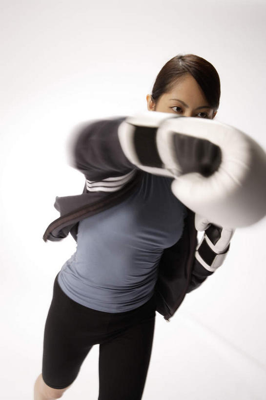 东方人,一个人,拳击手,站,举,竖图,室内,白天,白色背景,正面,锻炼,安全,比赛,运动,拳击,亚洲,仅一个年轻女性,仅一个女性,仅一个人,服装,朦胧,模糊,防护,拳击手套,注视,休闲装,黄种人,运动器械,衣服,手套,观察,看,托,站着,休闲,休闲服,健身器械,摄影,服饰,影棚,观看,保护,察看,关注,出拳,保险,健身器材,保全,周全,安稳,安定,防护手套,平安,体育,年轻女性,女人,女性,亚洲人,拳击家,拳击运动员,举起,举手,举着,向上举,向上伸,向上托,站立,半身,彩图,影棚拍摄,健身,拍摄,运动器材