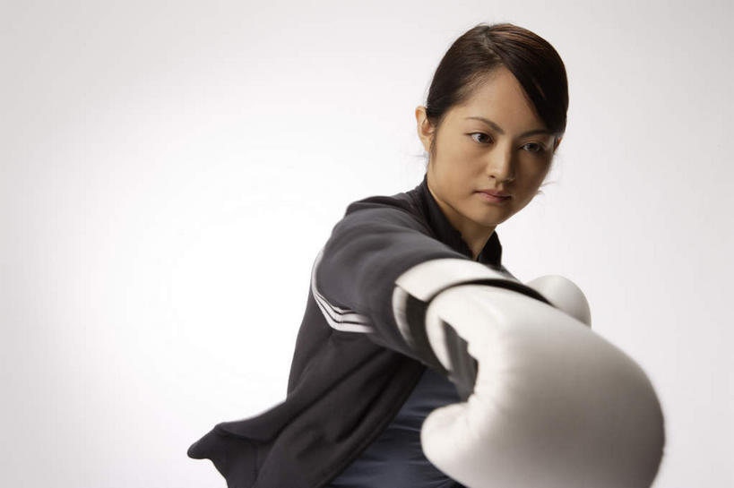 东方人,一个人,拳击手,站,举,横图,室内,白天,白色背景,正面,锻炼,安全,比赛,运动,拳击,亚洲,仅一个年轻女性,仅一个女性,仅一个人,服装,防护,拳击手套,注视,休闲装,黄种人,运动器械,衣服,手套,观察,看,托,站着,休闲,休闲服,健身器械,摄影,服饰,影棚,观看,保护,察看,关注,出拳,保险,健身器材,保全,周全,安稳,安定,防护手套,平安,体育,年轻女性,女人,女性,亚洲人,拳击家,拳击运动员,举起,举手,举着,向上举,向上伸,向上托,站立,半身,彩图,影棚拍摄,健身,拍摄,运动器材