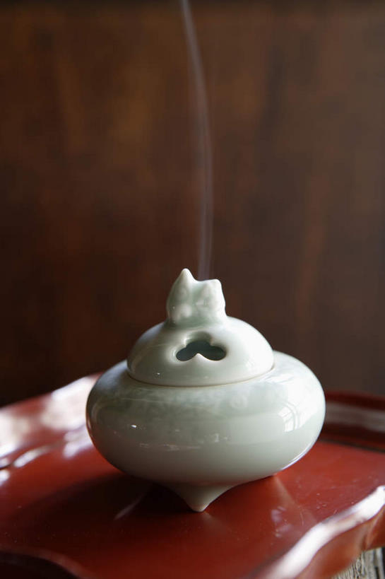 无人,竖图,俯视,室内,特写,白天,餐桌,桌子,静物,装饰,芳香,香炉,陶瓷,墙,陶瓷制品,墙壁,墙面,一个,烟,单个,餐台,华丽,修饰,点缀,芬芳,衬托,美观,雅致,雅观,馨香,彩图,高角度拍摄