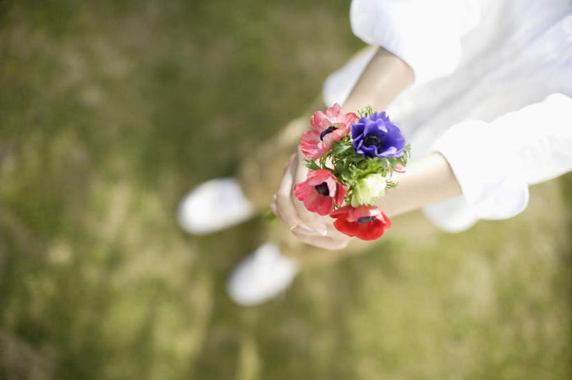 东方人,一个人,站,举,横图,室外,白天,正面,草地,草坪,植物,亚洲,仅一个年轻女性,仅一个女性,仅一个人,握,阴影,服装,朦胧,模糊,盛开,光线,影子,拿,花蕾,拿着,休闲装,黄种人,草,花,花瓣,花朵,鲜花,衣服,绿色,阳光,花苞,花蕊,托,站着,休闲,休闲服,菊花,握着,服饰,金光菊,黑心菊,臭菊,黑眼菊,年轻女性,女人,女性,亚洲人,举起,举手,举着,向上举,向上伸,向上托,站立,半身,彩图