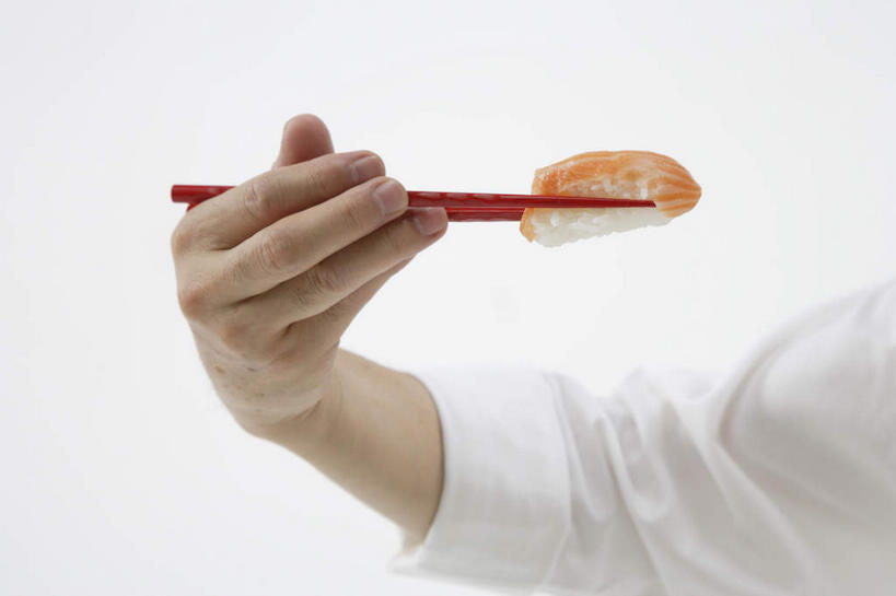 点心,寿司,东方人,手,一个人,横图,室内,特写,白天,白色背景,正面,筷子,餐具,亚洲,仅一个男性,仅一个人,握,食品,甜点,甜品,生活,拿,拿着,黄种人,文化,传统,饮食,食物,糕点,红色,白色,甜食,仅一个老年男性,手部,握着,卷起,摄影,影棚,礼节,袖子,礼仪,老年男性,男人,男性,亚洲人,胳膊,进餐用具,半身,彩图,影棚拍摄,拍摄