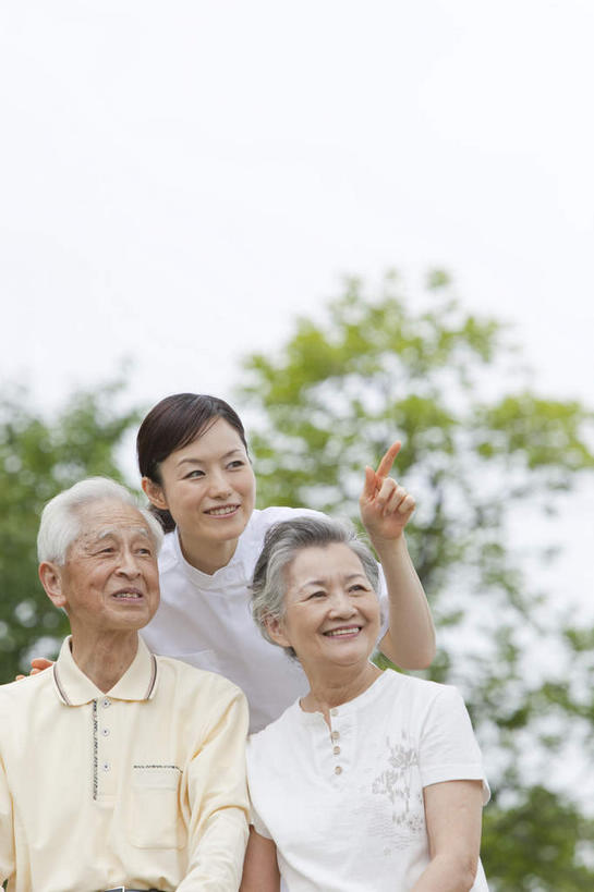 东方人,手,三个人,护士,站,坐,笑,说,微笑,露齿笑,竖图,室外,特写,白天,正面,衬衫,讨论,植物,叶子,亚洲,仅一个年轻女性,覆盖,服装,朦胧,模糊,并排,环绕,围绕,绿叶,郊外,俯身,环抱,扭头,注视,黄种人,衣服,黄色,绿色,白色,自然,低头,看,站着,转头,温暖,温馨,手部,短袖,护士服,嫩叶,茂密,茂盛,生长,成长,单手,和睦,指向,白衣天使,关注,远看,遮盖,笼罩,郊野,笼盖,交流,老年男性,老年女性,男人,男性,年轻女性,女人,女性,亚洲人,手臂,叶,叶片,屈膝,沟通,讲话,交谈,商讨,说话,抬头,谈话,仰头,站立,坐着,半身,彩图,衬衣,融洽