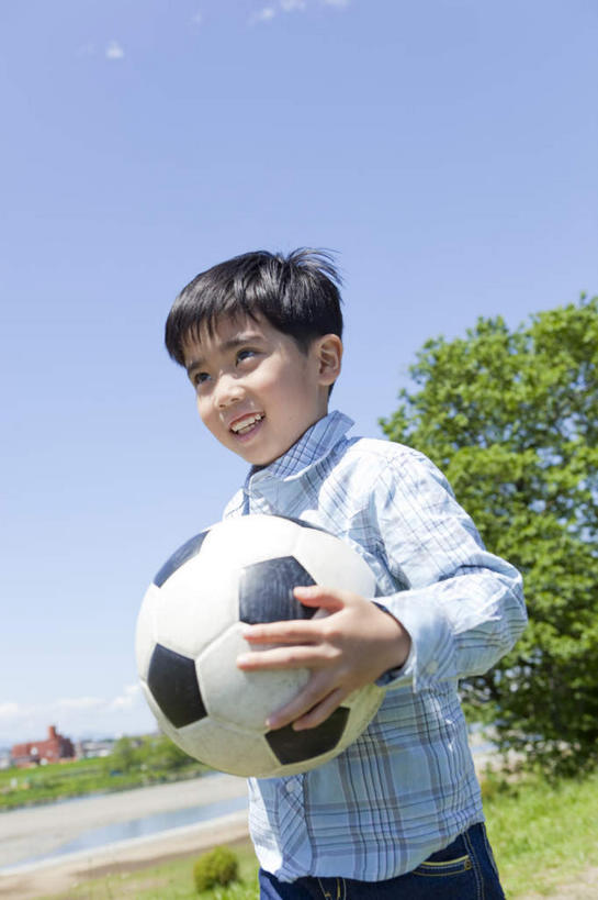 东方人,儿童,一个人,家,高楼大厦,抱,笑,微笑,露齿笑,竖图,室外,白天,正面,衬衫,度假,纯洁,足球,美景,太阳,植物,城市风光,标志建筑,城市,大厦,道路,地标,建筑,路,摩天大楼,亚洲,仅一个男性,仅一个人,阴影,服装,裤子,光线,格子,图案,影子,房屋,屋子,景观,建筑群,小路,足球装备,交通,注视,牛仔裤,休闲装,黄种人,娱乐,运动器械,建设,楼房,住宅,树,树木,一只,小孩,衣服,蓝色,绿色,蓝天,天空,阳光,自然,天,看,仅一个小孩,享受,休闲,休闲服,健身器械,景色,放松,可爱,童年,童趣,服饰,乡间小路,生长,成长,抱着,搂着,关注,健身器材,五边形,童真,烂漫,无邪,蹴鞠,天真,足球运动,男孩,男人,男性,亚洲人,孩子,搂,抬头,仰头,半身,彩图,房子,大楼,高层建筑,高楼,摩天楼,运动器材,男生