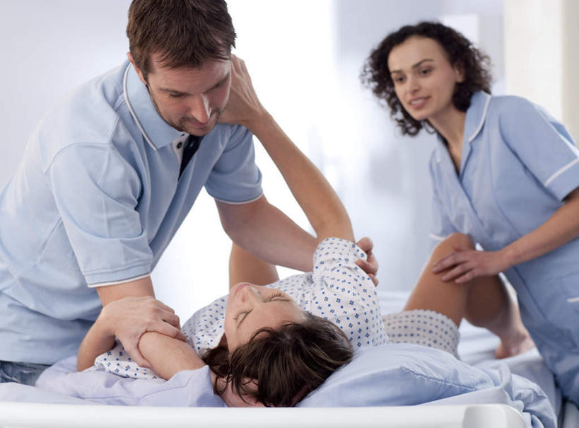 西方人,孕妇,三个人,夫妻,医生,医院,站,躺,横图,室内,白天,正面,爱情,床,欧洲,欧洲人,阴影,光线,影子,墙,床单,浪漫,注视,被子,墙壁,墙面,低头,观察,看,站着,医护人员,医疗人员,怀孕,恩爱,恋人,单人床,观看,察看,分娩,被单,待产,关注,医疗机构,妊娠,准妈妈,临盆,临蓐,男人,男性,年轻男性,年轻女性,女人,女性,白种人,夫妇,情侣,产妇,大夫,躺着,站立,半身,彩图,病院,诊所,伴侣