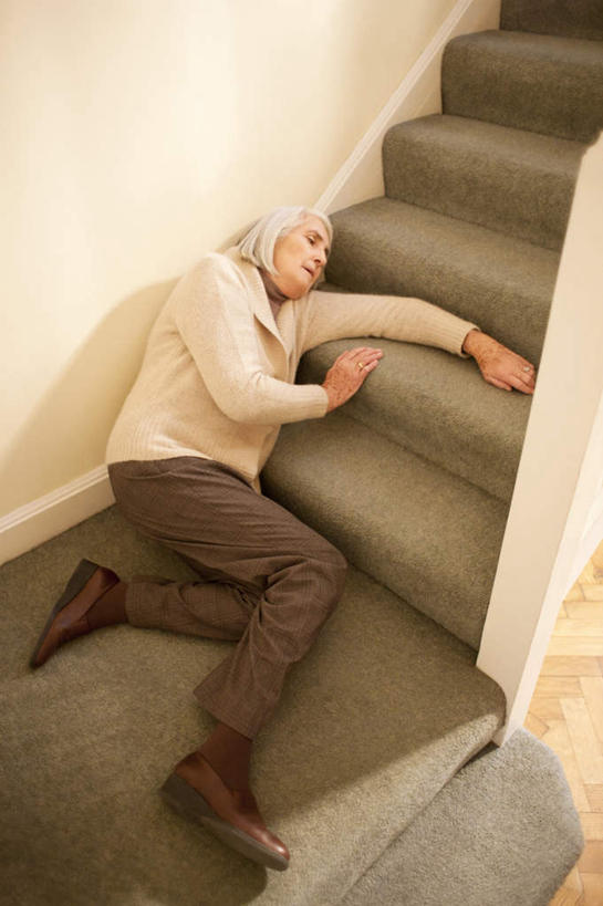 西方人,一个人,栏杆,躺,竖图,俯视,室内,白天,楼梯,欧洲,欧洲人,仅一个女性,仅一个人,阴影,弯曲,光线,木制,扶手,影子,阶梯,墙,倒下,外套,护栏,墙壁,墙面,台阶,衣服,黄色,灰色,阳光,向上,身体,搭,仅一个老年女性,搭着,延伸,卧着,老年女性,女人,女性,白种人,躺着,卧,彩图,高角度拍摄,全身