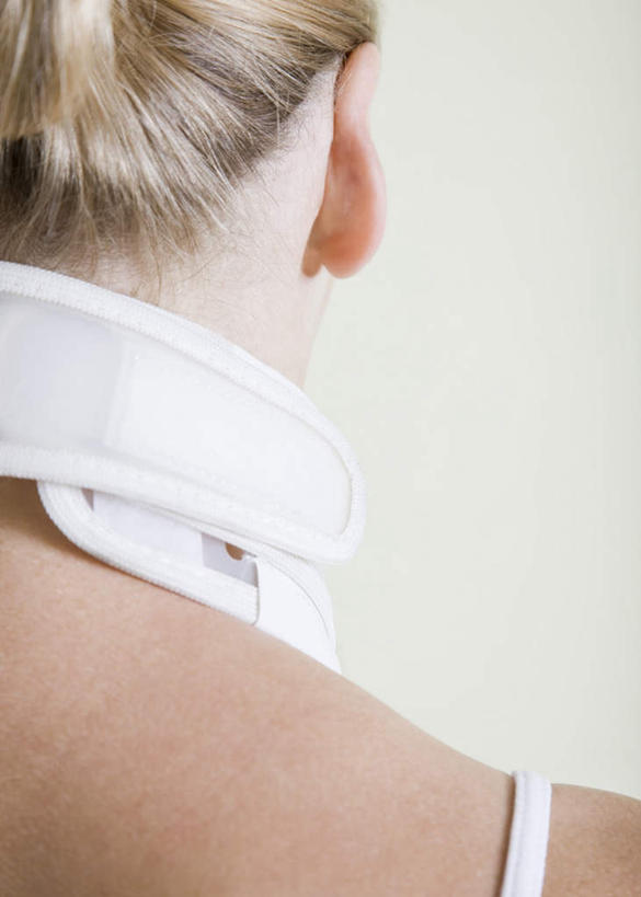 西方人,一个人,站,摸,竖图,室内,特写,白天,白色背景,正面,摆设,欧洲,欧洲人,仅一个年轻女性,仅一个女性,仅一个人,抚摸,服装,棕色,吊带衫,休闲装,设备,肩膀,衣服,白色,站着,休闲,休闲服,摄影,服饰,影棚,医疗设备,装备,颈托,肩部,设置,年轻女性,女人,女性,白种人,腰部,长发,触摸,接触,站立,半身,彩图,影棚拍摄,拍摄