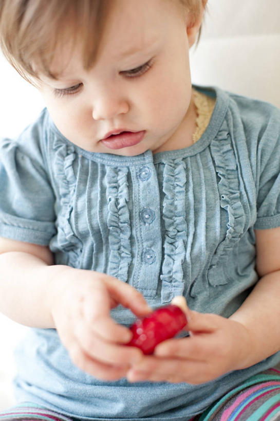 西方人,婴儿,儿童,嘴,一个人,客厅,坐,竖图,室内,白天,正面,纯洁,沙发,欧洲,欧洲人,仅一个人,握,服装,食品,营养,拿,拿着,注视,休闲装,食物,小孩,衣服,低头,嘟嘴,观察,看,休闲,休闲服,撅嘴,可爱,握着,服饰,活泼,观看,察看,起居室,关注,宝宝,布艺沙发,纯真,烂漫,无邪,养分,客堂,伶俐,天真,白种人,孩子,嘴巴,嘴唇,坐着,半身,彩图,婴儿食物