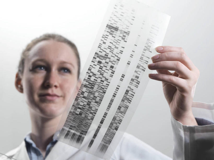 西方人,一个人,科学家,站,笑,微笑,横图,室内,白天,仰视,欧洲,欧洲人,仅一个年轻女性,仅一个女性,仅一个人,握,服装,拿,拿着,注视,衣服,白色,观察,看,站着,握着,服饰,观看,察看,衣着,科研人员,白大褂,穿着,关注,研究者,实验服,科学研究者,衣饰,年轻女性,女人,女性,白种人,科学工作者,站立,半身,彩图,低角度拍摄,实验衣,DNA图谱,基因图,基因图谱,DNA序列,核酸的一级结构,核酸序列