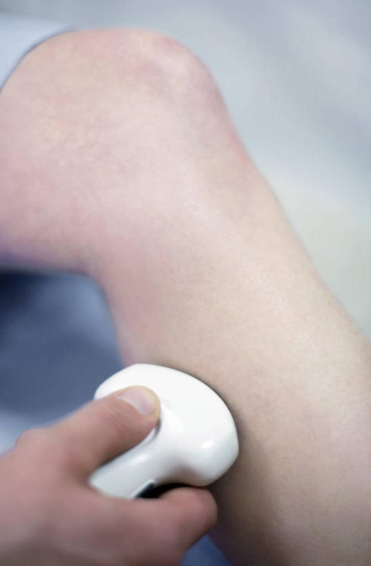 西方人,手,腿部,腿,两个人,医生,病人,竖图,室内,特写,白天,正面,床,欧洲,欧洲人,抚摸,握,朦胧,模糊,床单,拿,拿着,被子,病床,扫描仪,医护人员,医疗人员,手部,握着,单手,单腿,扫描,医疗设备,被单,病患,医疗器械,揩擦,女人,女性,中年女性,白种人,大夫,患者,就医者,半身,彩图,护理床,医疗床,轻抚