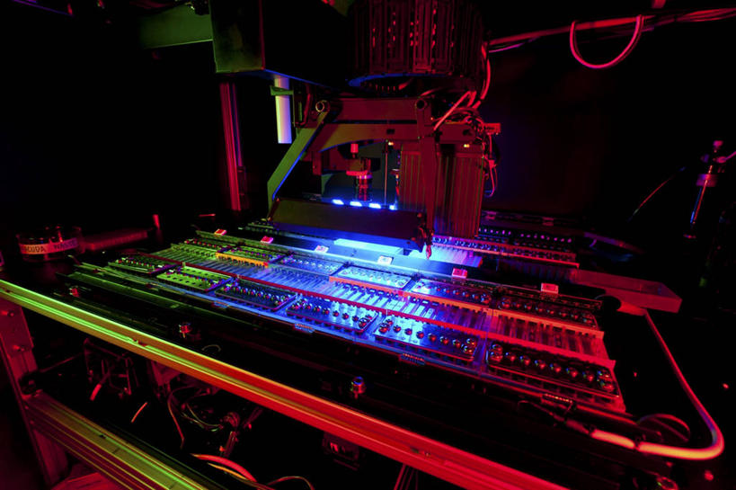 无人,横图,俯视,室内,特写,白天,机器,静物,朦胧,梦幻,模糊,电力,发光,光束,科学,医学,纹路,电线,纹理,线,电能,光亮,线路,蓝色,机械,庞大,电,电源,电源线,复杂,医疗,科学技术,未来,发亮,能量,憧憬,肌理,繁杂,彩图,高角度拍摄,DNA测序仪,基因分析仪,基因组测序机,基因组测序仪