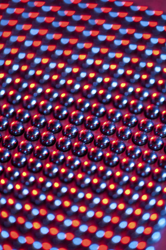 无人,竖图,俯视,室内,特写,白天,静物,金属制品,照明,一排,许多,阴影,朦胧,模糊,整齐,并列,并排,光线,科学,医学,金属,图形,影子,指示灯,灯光,很多,几何,灯,排列,红色,灯具,球体,照亮,医疗,科学技术,照明设备,队列,数学,平行,彩图,高角度拍摄,几何图形,立体几何,立体图形,DNA测序仪,基因分析仪,基因组测序机,基因组测序仪