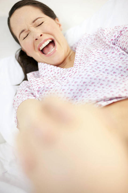 西方人,孕妇,一个人,医院,躺,闭眼,竖图,俯视,室内,白天,床,欧洲,欧洲人,仅一个年轻女性,仅一个女性,仅一个人,阴影,服装,朦胧,模糊,反射,影子,床单,大喊,被子,衣服,病床,张嘴,疼痛,怀孕,服饰,大叫,悲伤,分娩,被单,待产,衣着,穿着,痛苦,张大嘴巴,医疗机构,病号服,妊娠,准妈妈,大呼,疾苦,苦楚,衣饰,临盆,临蓐,卧着,年轻女性,女人,女性,白种人,产妇,张开嘴,闭眼睛,闭着眼,闭着眼睛,躺着,卧,半身,彩图,高角度拍摄,病院,诊所,病患服,护理床,医疗床