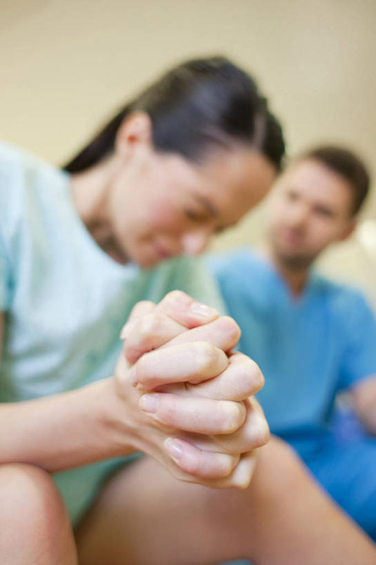 西方人,孕妇,两个人,护士,医院,坐,闭眼,握手,竖图,室内,白天,正面,工作服,制服,欧洲,欧洲人,阴影,服装,朦胧,模糊,反射,影子,衣服,蓝色,绿色,疼痛,怀孕,服饰,悲伤,分娩,白衣天使,待产,衣着,穿着,痛苦,医疗机构,病号服,妊娠,准妈妈,疾苦,苦楚,工作制服,衣饰,临盆,临蓐,男人,男性,年轻男性,年轻女性,女人,女性,白种人,产妇,闭眼睛,闭着眼,闭着眼睛,搀手,拉手,手搀手,手拉手,手牵手,手握手,坐着,半身,彩图,工作套服,病院,诊所,病患服