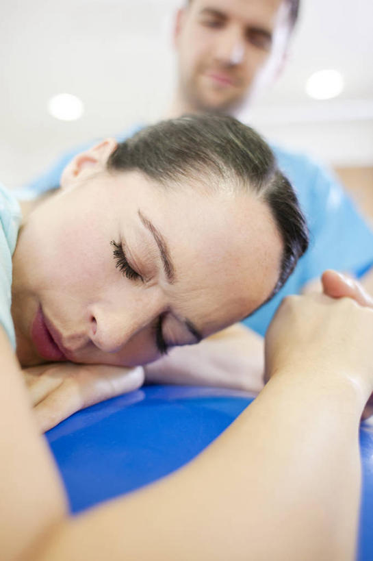 西方人,孕妇,脸,头,脸颊,两个人,护士,医院,站,闭眼,竖图,室内,白天,正面,工作服,制服,欧洲,欧洲人,阴影,服装,朦胧,模糊,光线,影子,灯光,注视,一个,衣服,蓝色,观察,看,趴着,站着,疼痛,怀孕,健身球,服饰,单个,观看,瑜伽球,悲伤,察看,分娩,白衣天使,待产,衣着,穿着,关注,痛苦,医疗机构,妊娠,准妈妈,疾苦,苦楚,工作制服,衣饰,临盆,临蓐,男人,男性,年轻男性,年轻女性,女人,女性,白种人,头部,脸部,脸蛋,面部,产妇,闭眼睛,闭着眼,闭着眼睛,趴,站立,半身,彩图,工作套服,病院,诊所