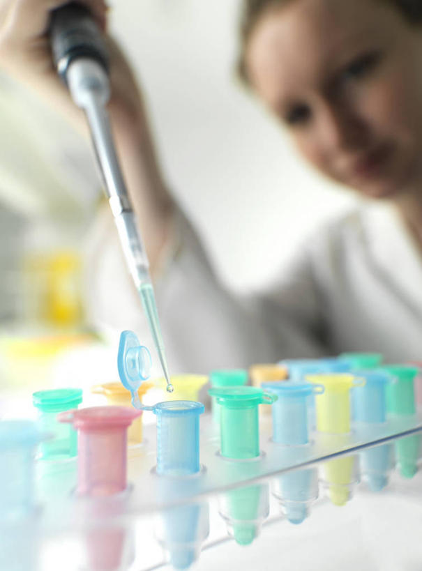 西方人,一个人,科学家,坐,竖图,室内,白天,正面,实验,仪器,欧洲,欧洲人,仅一个年轻女性,仅一个女性,仅一个人,握,服装,朦胧,模糊,研究,透明,分析,化学,测试,滴管,墙,实验室,研究室,注视,墙壁,墙面,玻璃制品,衣服,白色,观察,看,器皿,握着,服饰,观看,察看,衣着,科研人员,白大褂,穿着,关注,研究者,计量,试验室,实验服,科学研究者,玻璃仪器,试验耗材,实验用品,吸液管,移液管,衣饰,年轻女性,女人,女性,白种人,科学工作者,坐着,半身,彩图,实验衣,实验台,EP管,离心管,微量离心管