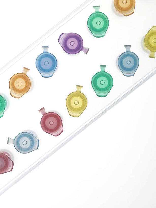 无人,竖图,俯视,彩色,室内,特写,白天,白色背景,实验,仪器,静物,一排,阴影,研究,整齐,并列,并排,透明,反射,分析,化学,测试,影子,架子,排列,器皿,摄影,影棚,五颜六色,色彩斑斓,队列,五彩缤纷,平行,计量,玻璃仪器,试验耗材,实验用品,五彩斑斓,五光十色,彩图,高角度拍摄,影棚拍摄,拍摄,EP管,离心管,微量离心管